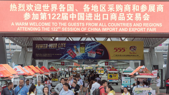 Khách tham quan bên ngoài Khu vực tổ chức Hội chợ xuất nhập khẩu của Trung Quốc ở Quảng Châu vào ngày 15/10/2017