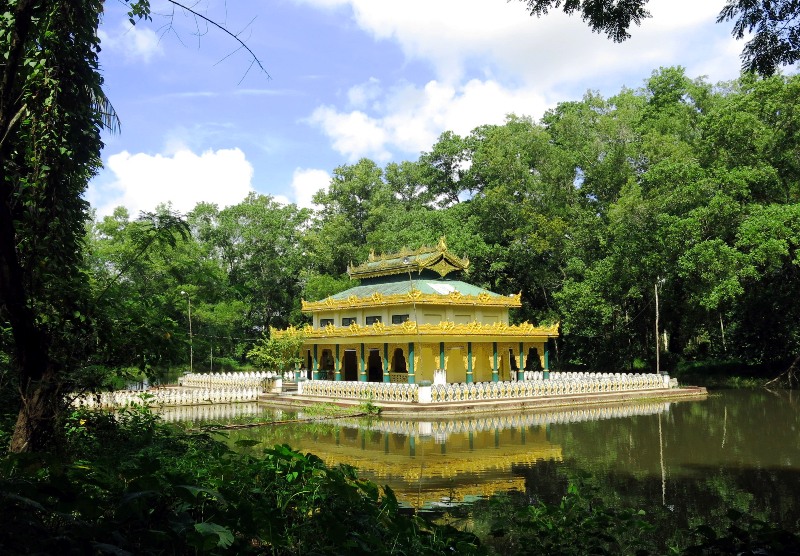 3a. Ôm ấp bởi vườn xanh, hồ xanh, ngôi chùa càng biên biếc xanh.