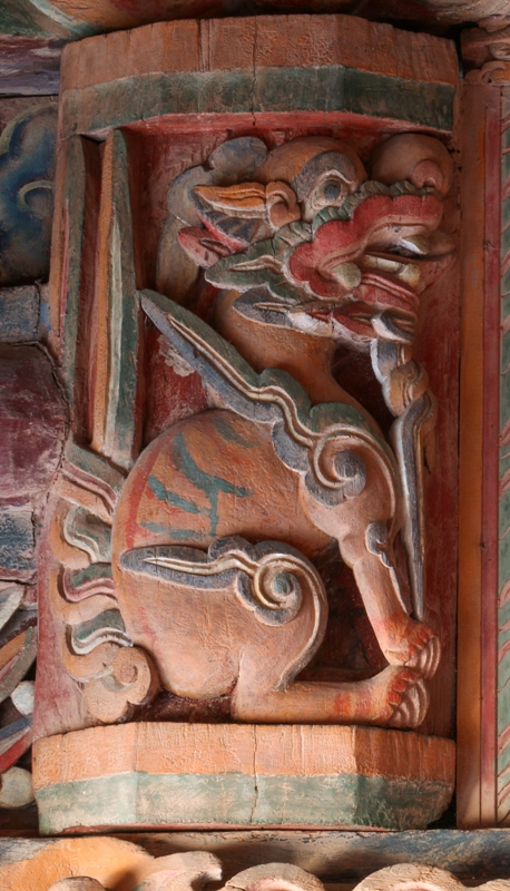 Nghê chạm khắc trang trí trên vì nách, thế kỷ XVII, đền vua Lê . Ảnh Trần Trung Hiếu