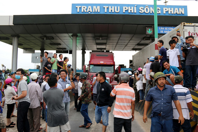 Trạm BOT Sông Phan (Bình Thuận) phải xả trạm vì kẹt xe nghiêm trọng