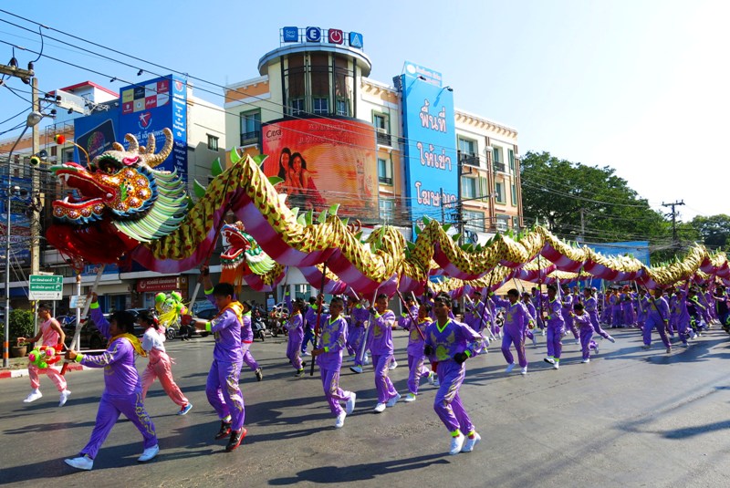 1b. Phố phường Udon rực sắc ngày lễ tết.