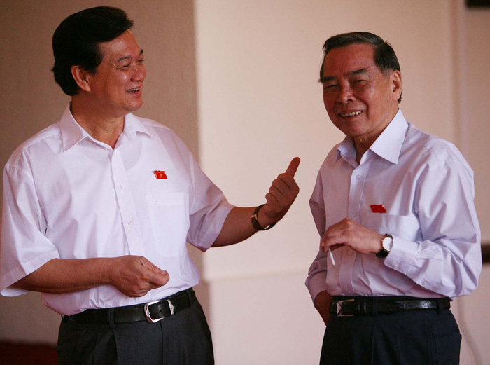 Thủ tướng Phan Văn Khải và Phó thủ tướng thường trực Nguyễn Tấn Dũng trong giờ giải lao của phiên chất vấn và trả lời chất vấn - TT4766-17/06/2006 Viet Dung