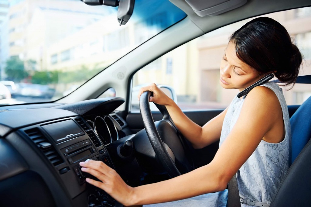 Dù nói chuyện điện thoại hay nói với người ngồi bên cạnh, hành vi này cũng dễ tạo ra sự mất tập trung cho người lái xe và nhiều nguy cơ dẫn đến đụng xe.