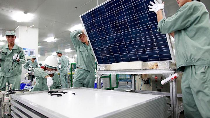 Silicon giúp hạ chi phí của các tấm pin mặt trời. Ảnh: TL