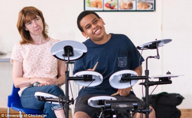 Chơi trống nhạc rock 60 phút mỗi tuần có thể giúp trẻ tự kỷ tương tác tốt hơn với bạn bè ở trường và nghe lời thầy cô nhiều hơn.