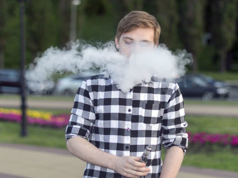Một khảo sát tại trường học cho thấy gần 1/11 học sinh Mỹ sử dụng cần sa dưới dạng thuốc lá điện tử, điều này làm dấy lên quan ngại về trào lưu mới phê thuốc ở lứa tuổi thanh, thiếu niên.