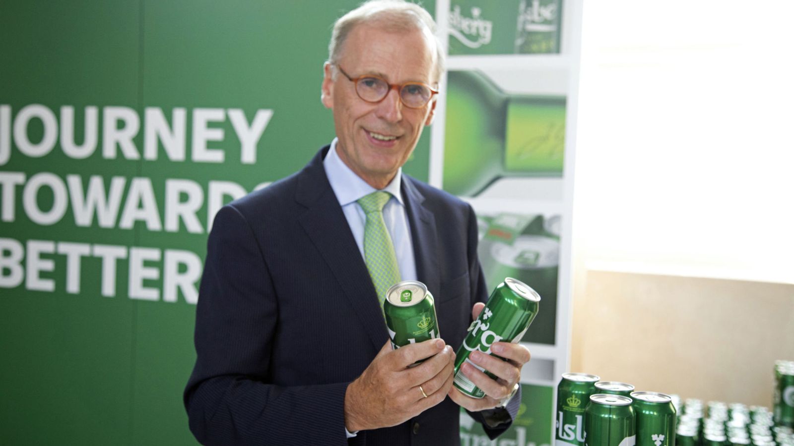 Ông chủ Carlsberg Cees ‘t Hart cho rằng dùng keo tái sinh thay vì nhựa để gắn kết các lon bia với nhau là một khoản đầu tư vào môi trường, theo SkyNews. Ảnh: TL