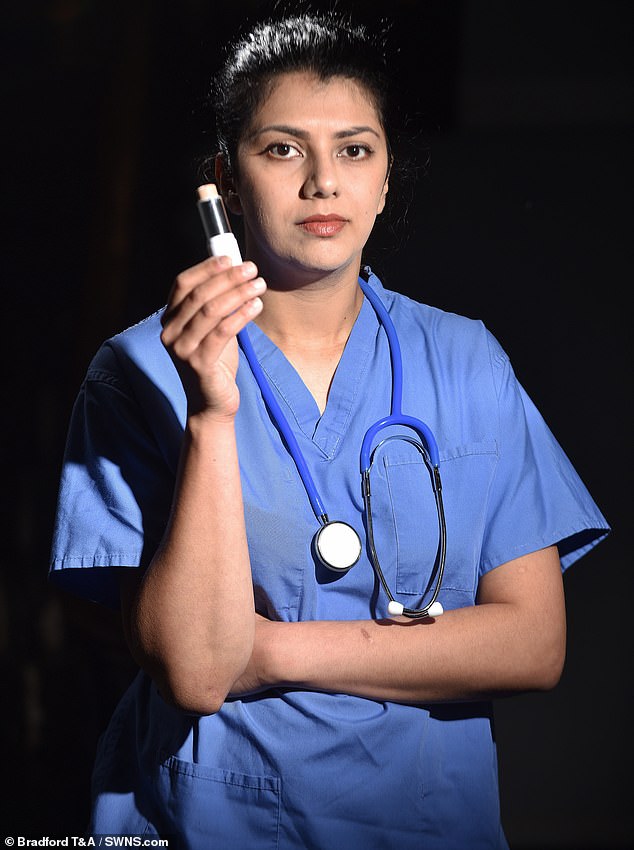 Bị sốc trước việc người mẫu, MC truyền hình danh tiếng Katie Piper bị tạt axít, bác sĩ Almas Ahmed, 32 tuổi, người Anh, đã bỏ ra 10 năm trời sáng chế một phức hợp dùng như mỹ phẩm giúp bảo vệ phụ nữ chống lại thảm họa tạt axít.