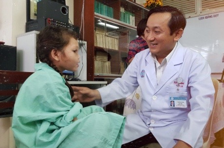 Mang khối u trên mặt trong suốt 7 năm, ảnh hưởng đến thị lực, thẩm mỹ, thậm chí tính mạng còn bị đe dọa, nhưng bé H.T.S, 10 tuổi, ngụ tại Quảng Nam, đã được các bác sĩ chữa trị thành công và trả lại khuôn mặt xinh đẹp.