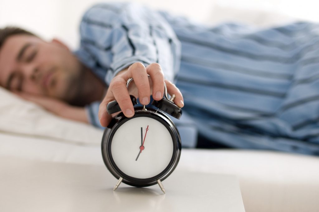 Số giờ ngủ mỗi tối thất thường có thể khiến người ta tăng nguy cơ mắc các bệnh rối loạn chuyển hóa như tăng đường máu, béo phì, cao huyết áp, một nghiên cứu của Anh kết luận như thế.